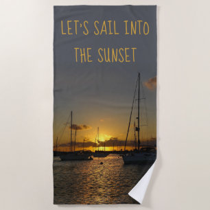 Segeln wir in den Sonnenuntergang (anpassbar) Strandtuch