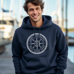 Segelrahmen für das Schiff Hoodie<br><div class="desc">Das blaue Navy-Kapuzenemblem mit weißem,  elegantem Schiffsrad und Seil-Emblem mit dem Namen und dem Namen Ihres Kapitäns.</div>