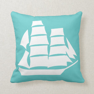 Segelschiff White auf aquamarinem blauem Kissen