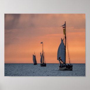 Segelschiffe im Sonnenuntergang beleuchten auf der Poster