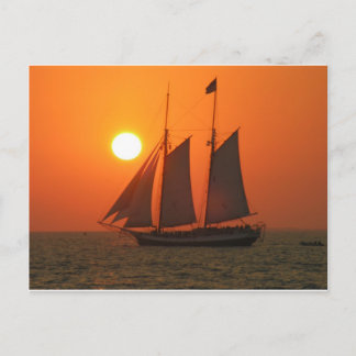 Segelt in den Sonnenuntergang Postkarte