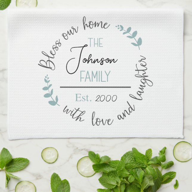 Segen Sie unsere Zuhause-Familienname Monogram Geschirrtuch (Gefaltet)