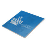 Segnungen der Menorah Fliese<br><div class="desc">Platz Keramik Kachel mit einem Bild von einer blassblauen und weißen Menorah überragt mit einem Stern von David auf blauen Grunge. Siehe dazu passende Tasse,  Papierplatte und Untersetzer. Die gesamte Hanukkah-Tile-Kollektion finden Sie unter der Rubrik ZUHAUSE im Bereich HOLIDAYS.</div>