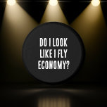 Sehe ich so aus, als ob ich ein preiswertes, sonni button<br><div class="desc">Machen Sie mit diesem lustigen, auf Reisen inspiriert Typografie-Design eine kühne Aussage. Mit der Phrase "DO I LOOK WIE I FLY ECONOMY" ist es perfekt für Reisende, Jetsetter und alle, die ein Gefühl von Spaß haben, im Stil zu fliegen. Dieses Design verbindet witzige Einstellung mit moderner Typografie und macht es...</div>