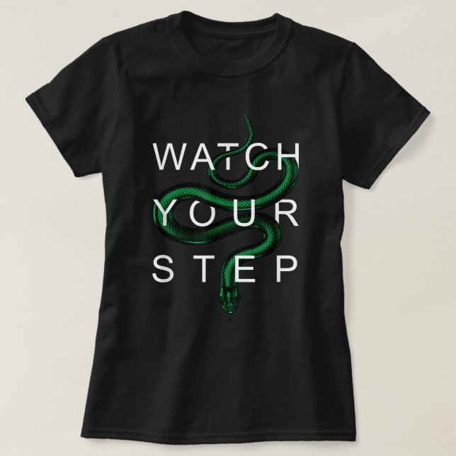 Sehen Sie sich den grünen Schlangen-Sneaker an. T-Shirt (Design vorne)