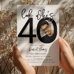 Sehen Sie, wer 40 ist | Foto 40. Geburtstag Einlad Einladung<br><div class="desc">Feiern Sie die großen 4-0 im Stil mit unserer anpassbaren und schicken 40. Geburtstagseinladung! Diese puristische Einladung spielt mit fett-schwarzer Typografie und einem klassischen weißen Hintergrund, um den Meilenstein zu unterstreichen, den Sie erreicht haben. Setzen Sie Ihr Lieblings-Foto in das Design ein, eingebettet in den Nullpunkt von '40', und setzen...</div>