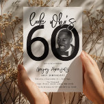 Sehen Sie, wer 60 ist | Foto 60. Geburtstag Einlad Einladung<br><div class="desc">Feiern Sie mit unserer 60. Geburtstagseinladung die 6-0 im Stil! Diese puristische Einladung spielt mit fett-schwarzer Typografie und einem klassischen weißen Hintergrund, um den Meilenstein zu unterstreichen, den Sie erreicht haben. Setzen Sie Ihr Lieblings-Foto in das Design ein, eingebettet in den Nullpunkt von '60', und setzen Sie einen persönlichen und...</div>