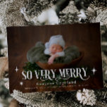 Sehr erfreuliches Holiday Baby Foto Geburtsankündi Ankündigung<br><div class="desc">Whimsical Urlaub Geburtsankündigung Karte mit 2 Fotos Ihres Neugeborenen mit einem Text im Retro-Schriftart,  der "so sehr froh" mit Sternen sagt.</div>