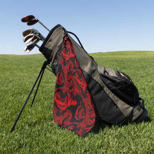 Sehr farbige rote Spiralteile auf schwarzem Hinter Golfhandtuch (Gras)