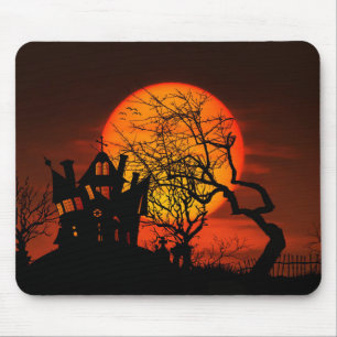 Sehr gruselige Halloween-Szene mit riesigem Mond Mousepad