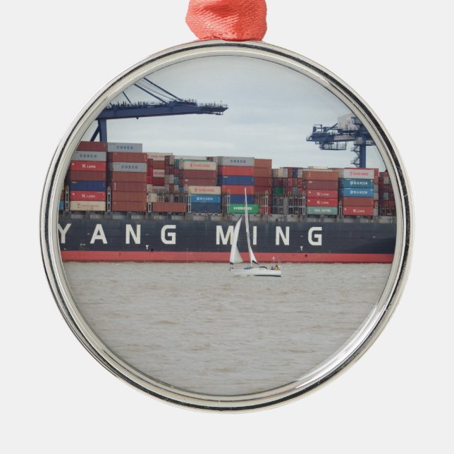 Sehr kleine Yacht sehr große Schiff! Silbernes Ornament (Vorne)