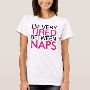 Sehr müde zwischen Nickerchen-Sprichwort T-Shirt