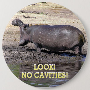 "Seht her! KEINE KAPAZITÄTEN!" HIPPO MIT MOUTH BRE Button