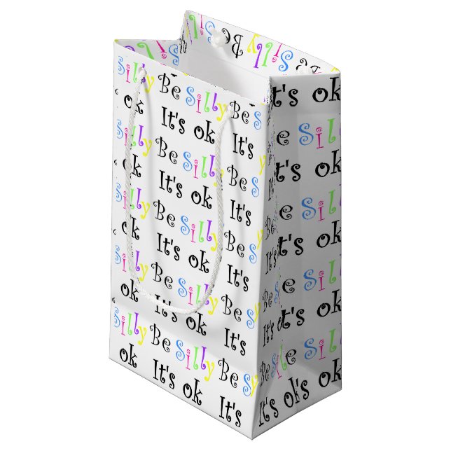 Sei Albern, es ist OK!-Geschenktasche Kleine Geschenktüte (Vorderseite Schrägansicht)
