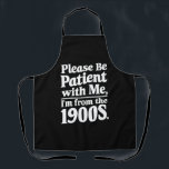 Sei bitte geduldig mit mir, ich bin aus dem 19. Ja Schürze<br><div class="desc">Sei bitte geduldig mit mir, ich bin aus dem 19. Jahrhundert</div>