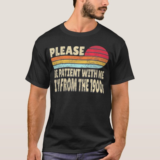 Sei bitte geduldig mit mir, ich bin aus dem 19. Ja T-Shirt (Vorderseite)