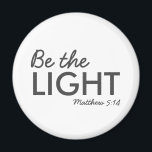 Sei das Licht | Matthew 5:14 Bibelverse Christlich Magnet<br><div class="desc">Einfache, stilvolle christliche Schrift zitiert Kunstdesign mit dem Bibelvers "Be the Light - Matthew 5:14" in moderner minimalistischer Typografie in Schwarz. Dieses trendige, moderne Design ist das perfekte Geschenk- und Modestatement. | #christlich #religion #scripture #religion #bible #jesus #bethelight</div>