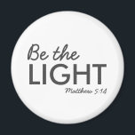 Sei das Licht | Matthew 5:14 Bibelverse Christlich Magnet<br><div class="desc">Einfache,  stilvolle christliche Schrift zitiert Kunstdesign mit dem Bibelvers "Be the Light - Matthew 5:14" in moderner minimalistischer Typografie in Schwarz. Dieses trendige,  moderne Design ist das perfekte Geschenk- und Modestatement. | #christlich #religion #scripture #religion #bible #jesus #bethelight</div>