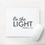 Sei das Licht | Matthew 5:14 Bibelverse Christlich Mousepad<br><div class="desc">Einfache,  stilvolle christliche Schrift zitiert Kunstdesign mit dem Bibelvers "Be the Light - Matthew 5:14" in moderner minimalistischer Typografie in Schwarz. Dieses trendige,  moderne Design ist das perfekte Geschenk- und Modestatement. | #christlich #religion #scripture #religion #bible #jesus #bethelight</div>