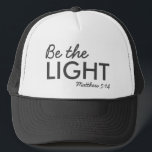 Sei das Licht | Matthew 5:14 Bibelverse Christlich Truckerkappe<br><div class="desc">Einfache,  stilvolle christliche Schrift zitiert Kunstdesign mit dem Bibelvers "Be the Light - Matthew 5:14" in moderner minimalistischer Typografie in Schwarz. Dieses trendige,  moderne Design ist das perfekte Geschenk- und Modestatement. | #christlich #religion #scripture #religion #bible #jesus #bethelight</div>