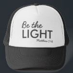 Sei das Licht | Matthew 5:14 Bibelverse Christlich Truckerkappe<br><div class="desc">Einfache,  stilvolle christliche Schrift zitiert Kunstdesign mit dem Bibelvers "Be the Light - Matthew 5:14" in moderner minimalistischer Typografie in Schwarz. Dieses trendige,  moderne Design ist das perfekte Geschenk- und Modestatement. | #christlich #religion #scripture #religion #bible #jesus #bethelight</div>