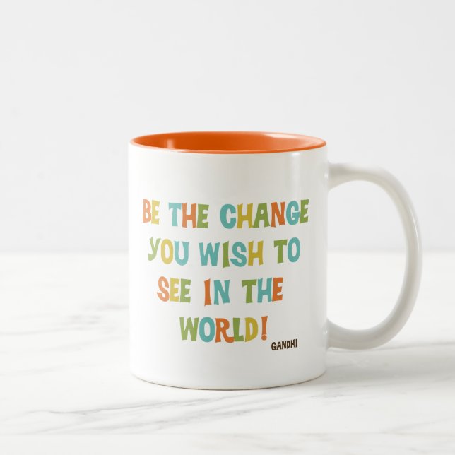 Sei die Veränderung, die du sehen willst Zweifarbige Tasse (Rechts)