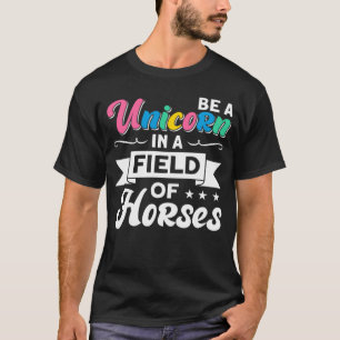 Sei ein Einhorn auf einem Feld von Pferden T-Shirt