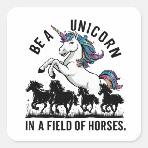 Sei ein Einhorn auf einem Pferdefeld (3) Quadratischer Aufkleber