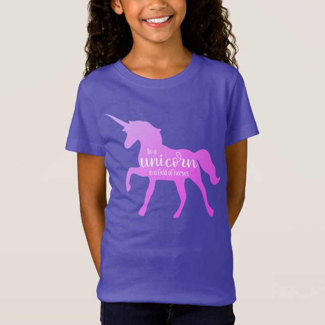 Sei ein Einhorn auf einem Pferdefeld T-Shirt (Vorderseite)