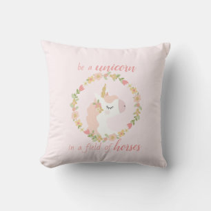 Sei ein Einhorn in einem Feld des Pferdewirbelkiss Kissen