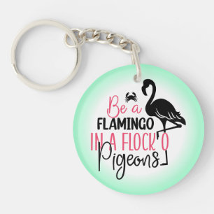 Sei ein Flamingo in einer Flock von Tauben-27308 Schlüsselanhänger
