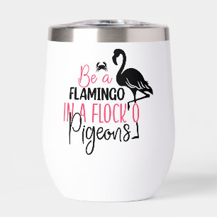 Sei ein Flamingo in einer Schar von Tauben