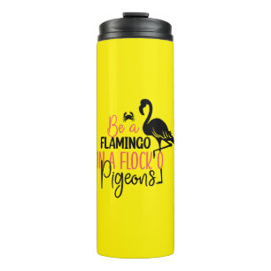 Sei ein Flamingo in einer Schar von Tauben-27308 Thermosbecher