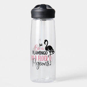 Sei ein Flamingo in einer Schar von Tauben-27308 Trinkflasche