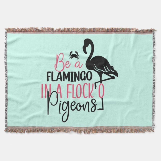 Sei ein Flamingo in einer Schar von Tauben Decke (Vorderseite)