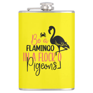 Sei ein Flamingo in einer Schar von Tauben Flachmann