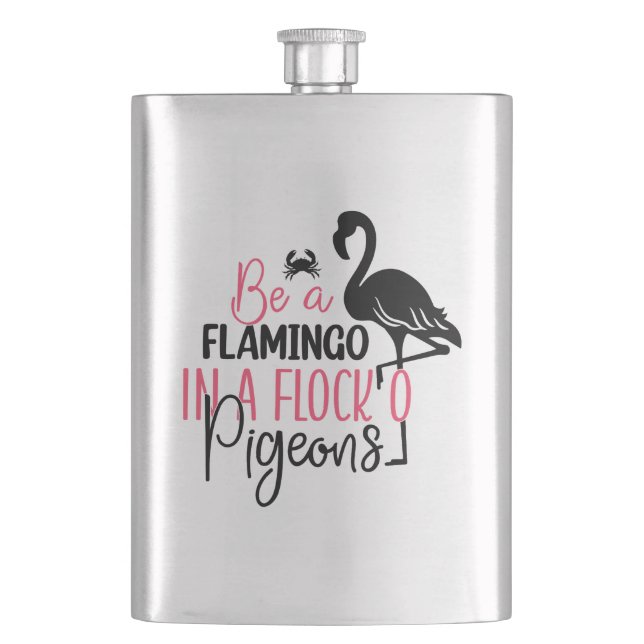 Sei ein Flamingo in einer Schar von Tauben Flachmann (Vorderseite)