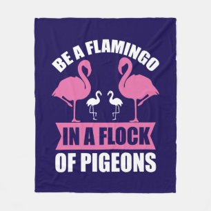 Sei ein Flamingo in einer Schar von Tauben Fleecedecke