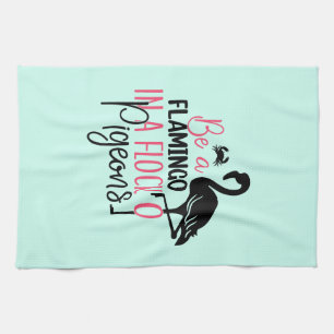 Sei ein Flamingo in einer Schar von Tauben Geschirrtuch