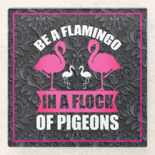 Sei ein Flamingo in einer Schar von Tauben Glasuntersetzer