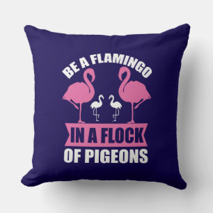 Sei ein Flamingo in einer Schar von Tauben Kissen