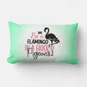 Sei ein Flamingo in einer Schar von Tauben Lendenkissen