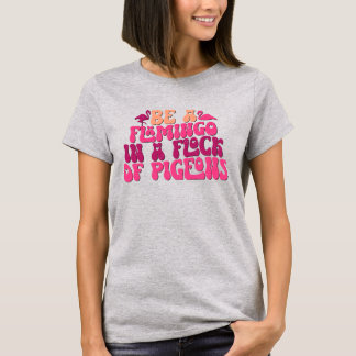 Sei ein Flamingo in einer Schar von Tauben Lustig T-Shirt