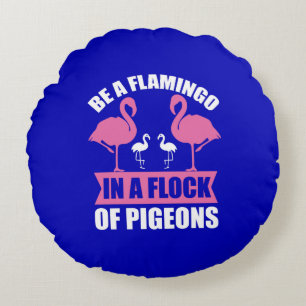 Sei ein Flamingo in einer Schar von Tauben Rundes Kissen