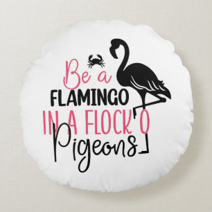 Sei ein Flamingo in einer Schar von Tauben Rundes Kissen