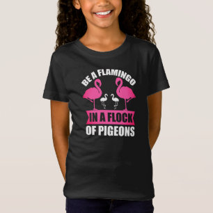 Sei ein Flamingo in einer Schar von Tauben T-Shirt