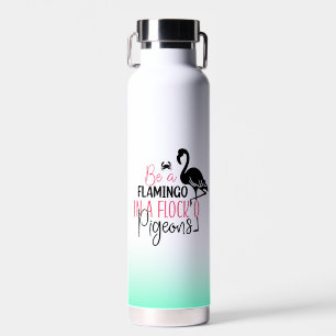Sei ein Flamingo in einer Schar von Tauben Trinkflasche