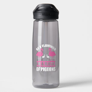Sei ein Flamingo in einer Schar von Tauben Trinkflasche