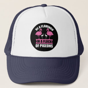 Sei ein Flamingo in einer Schar von Tauben Truckerkappe