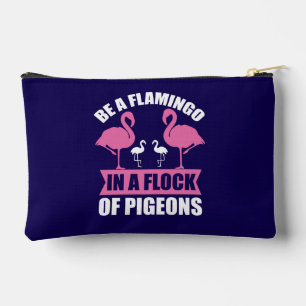 Sei ein Flamingo in einer Schar von Tauben Zubehörtasche